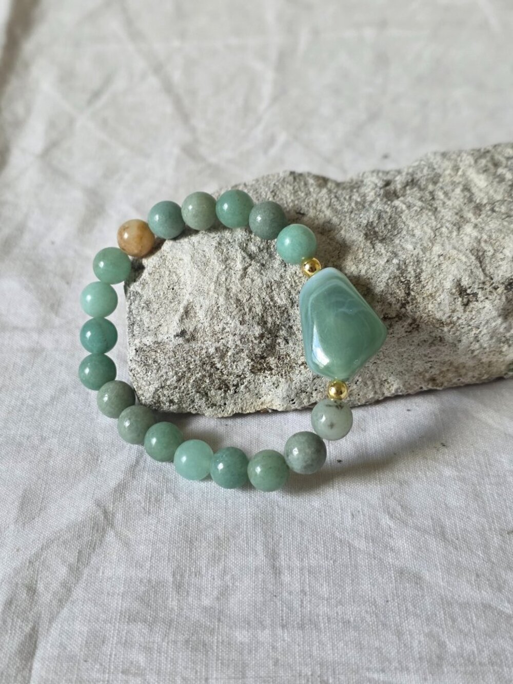 NWOT! Pretty Bracelet with Round Turquoise and Gold Colored Beads